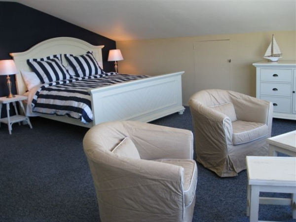 4th bedroom queen and sitting area